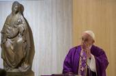 Papa Francesco: a Santa Marta, “preghiamo per le famiglie che incominciano a sentire il bisogno”