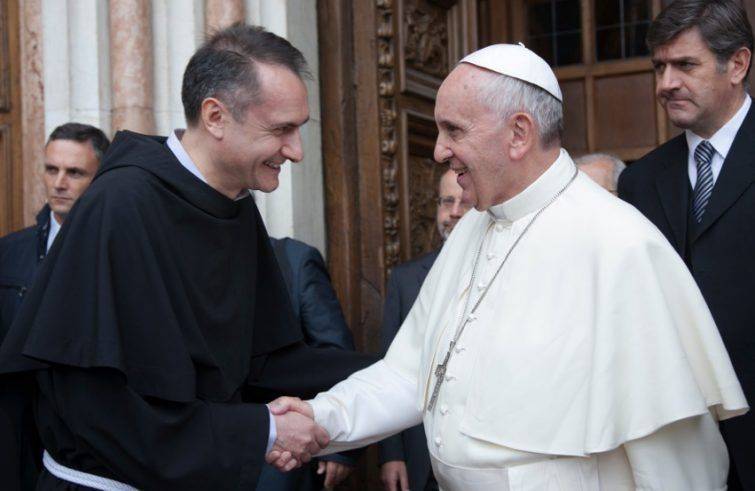 Padre Mauro Gambetti e Papa Francesco (foto archivio Sir)