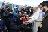 Il Papa durante il recente viaggio a Lesbo. Foto Vatican Media/SIR
