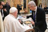 Il direttore Zanotti consegna il Corriere Cesenate a papa Francesco