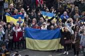 Ucraini ieri in piazza San Pietro, a Roma. Foto Vatican Media/SIR