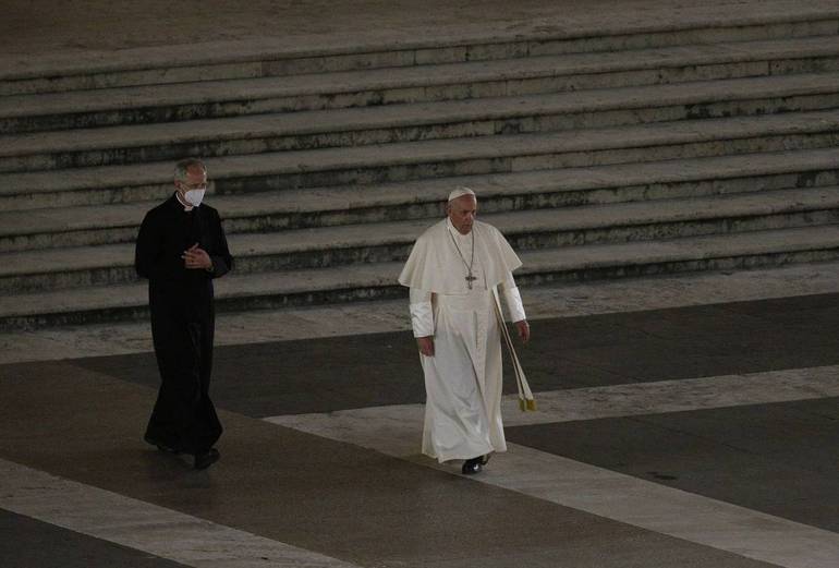 Vaticano, 2 aprile: Papa Francesco presiede la Via Crucis in Piazza San Pietro. Foto Siciliani-Gennari/SIR