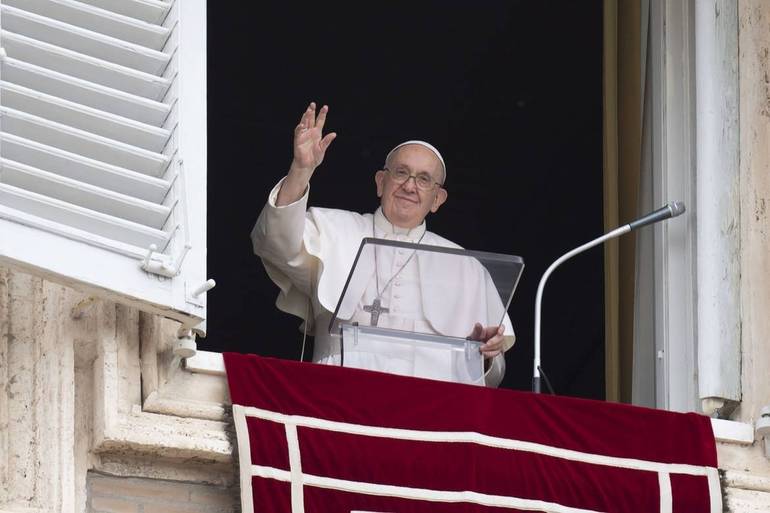 Papa Francesco all'Angelus di domenica scorsa 8 maggio. Foto Vatican Media/SIR