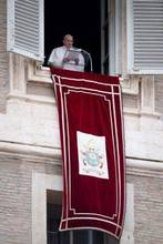 Papa Francesco ieri all’Angelus, “preoccupato per l’inverno demografico che sta vivendo l’Italia”