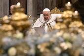 Vaticano, 24 dicembre 2023: Papa Francesco presiede la Messa della Notte di Natale. Foto Vatican Media/SIR