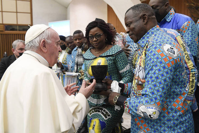 Papa saluta un gruppo di fedeli del Congo (Foto archivio Vatican Media/SIR)