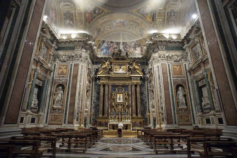 Papa Francesco questa mattina in preghiera nella basilica vaticana di Santa Maria Maggiore. Foto vatican media