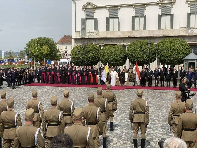 Papa Francesco al centro con la presidente dell'Ungheria, Katalin Novak. Alla sinistra della presidente, il primo ministro Viktor Orban