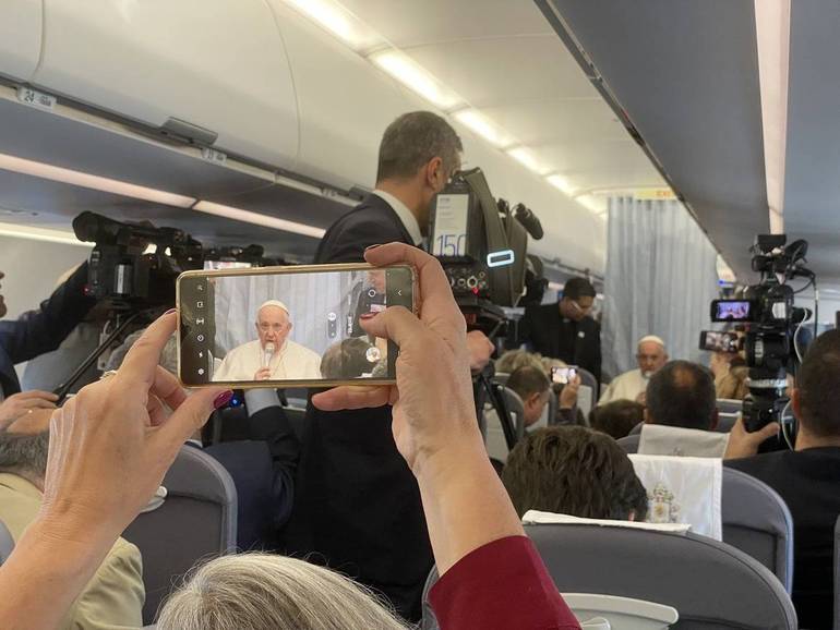 Nella foto, un momento della conferenza stampa tenuta da papa Francesco durante il volo di ritorno da Budapest