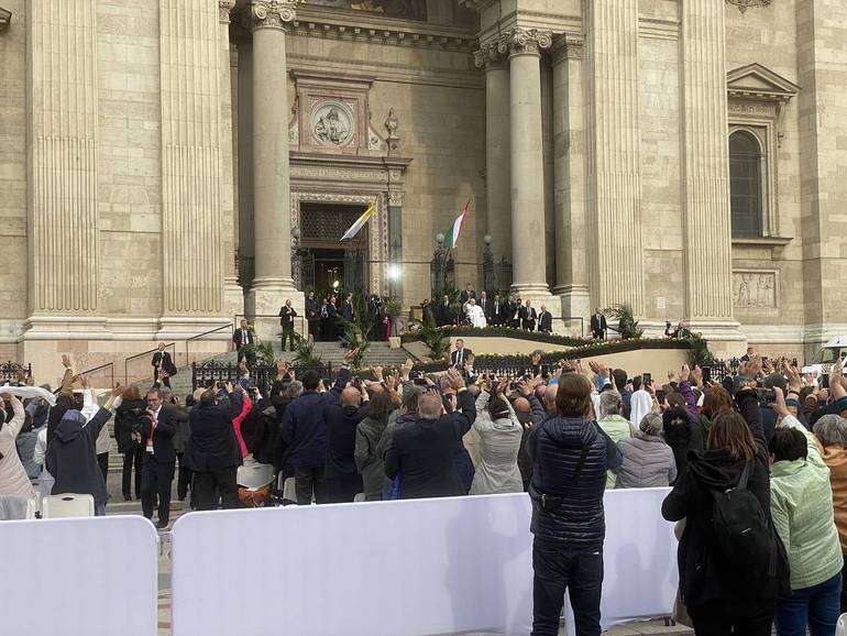 Papa Francesco all'esterno della Concattedrale di Budapest