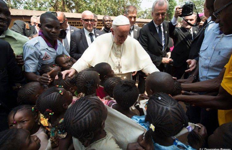 Papa Francesco in un campo profughi a Bangui, il 29 novembre 2015