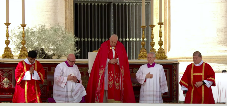Il Papa in silenzio non legge l'omelia (dalla diretta Vatican Media)