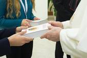 Foto Vatican Media. Papa Francesco mentre dona una Bibbia, domenica 21.1.2021