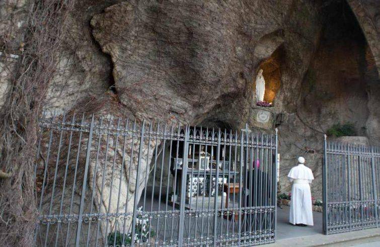 Papa Francesco: sabato 30 maggio la preghiera del rosario dalla Grotta di Lourdes, nei Giardini Vaticani
