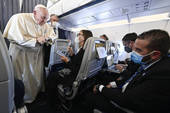 Papa in volo con i giornalisti (foto Vatican Media/SIR)