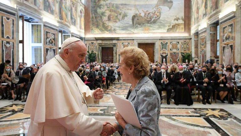 Papa Francesco con la presidente della Fondazione Centesimus Annus, Anna Maria Tarantola (Foto Vatican news)