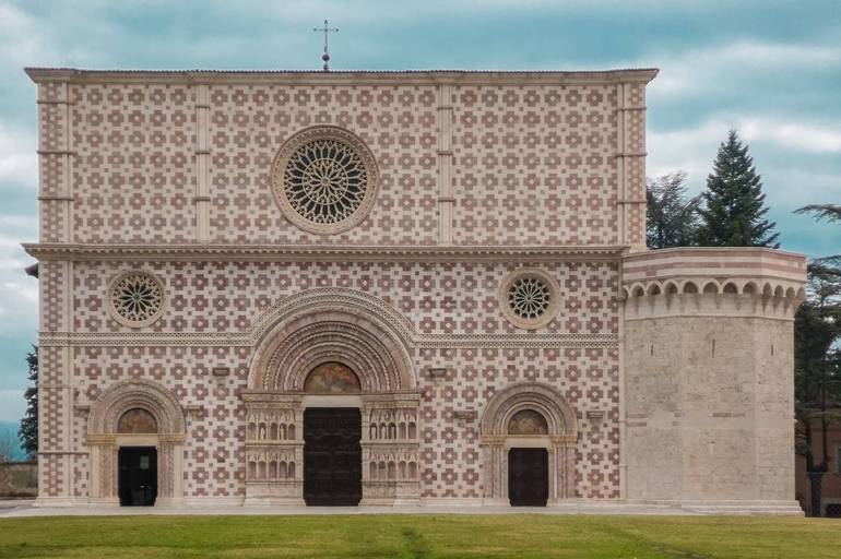 Basilica di Collemaggio (wikimedia commons)