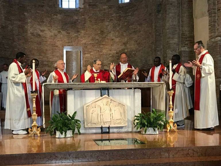 Nella foto la celebrazione della Messa di ieri nella concattedrale di Sarsina presieduta dal vescovo Douglas. Il primo alla sua sinistra e don Marcello Palazzi
