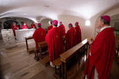  foto ©Vatican Media: la Messa celebrata oggi, lunedì 26 febbraio, dai Vescovi Ceer in San Pietro nelle Grotte della Basilica vaticana alla "Confessione di San Pietro"
