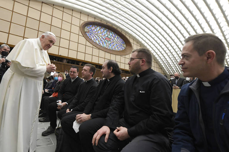 Papa saluta sacerdoti (Foto Vatican Media/SIR)