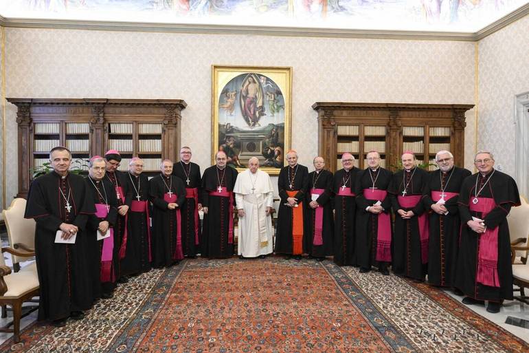 Il Papa con i vescovi dell'Emilia-Romagna (Foto Vatican Media/SIR)