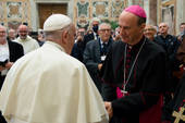 Monsignor Russo e il Papa (foto archivio Vatican Media/SIR)