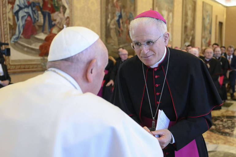 Bergoglio e monsignor Crociata (foto: Vatican Media/SIR)