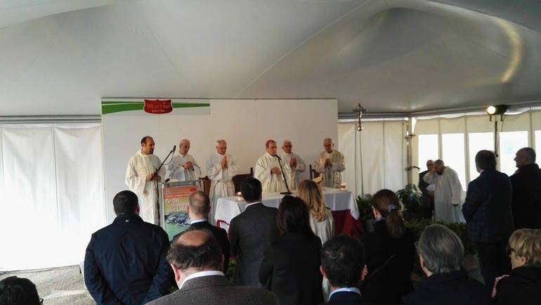 Nella foto, un momento della Messa durante la festa diocesana del lavoro svoltasi oggi pomeriggio alla Martini di Longiano