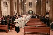 La Messa crismale di ieri sera in Cattedrale, a Cesena. (Foto Pier Giorgio Marini)