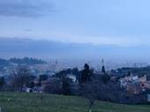 La foto scattata oggi pomeriggio sulla città di Cesena avvolta dalla nebbia e dal crepuscolo è di Marino Savoia