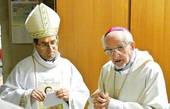Nella fotografia, il vescovo emerito, monsignor Lino Garavaglia, con il vescovo Douglas Regattieri