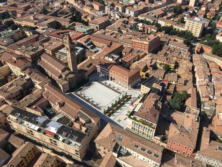 Una vista dall'alto di Cesena con al centro la Cattedrale (foto d'archivio)