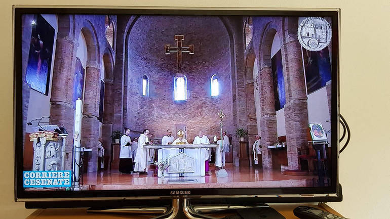 Nella foto un'immagine della Messa in corso in questo momento nella Concattedrale di Sarsina. Foto Pier Giorgio Marini