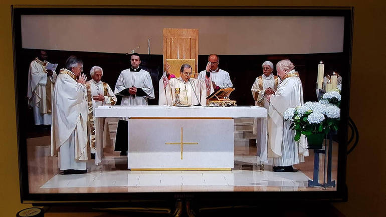 Nella foto, un'istantanea della veglia pasquale di ieri sera dalla Cattedrale di Cesena presieduta dal vescovo Douglas Regattieri. Foto Pier Giorgio Marini