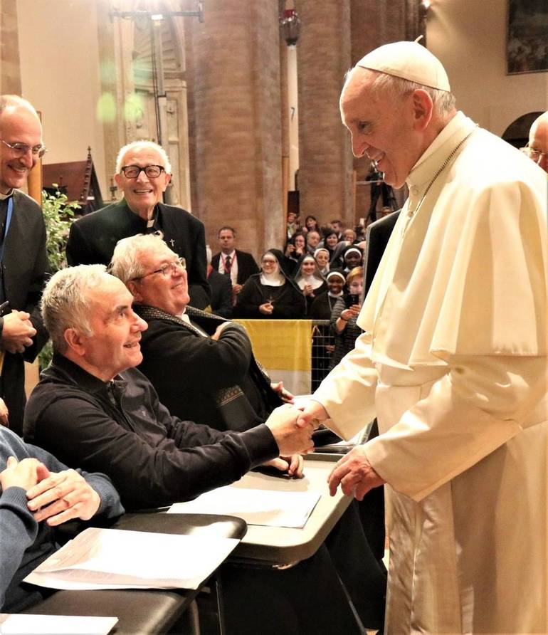 Cesena, Cattedrale, 1 ottobre 2017. Don Franco Guardigni saluta papa Francesco. Foto Pier Giorgio Marini