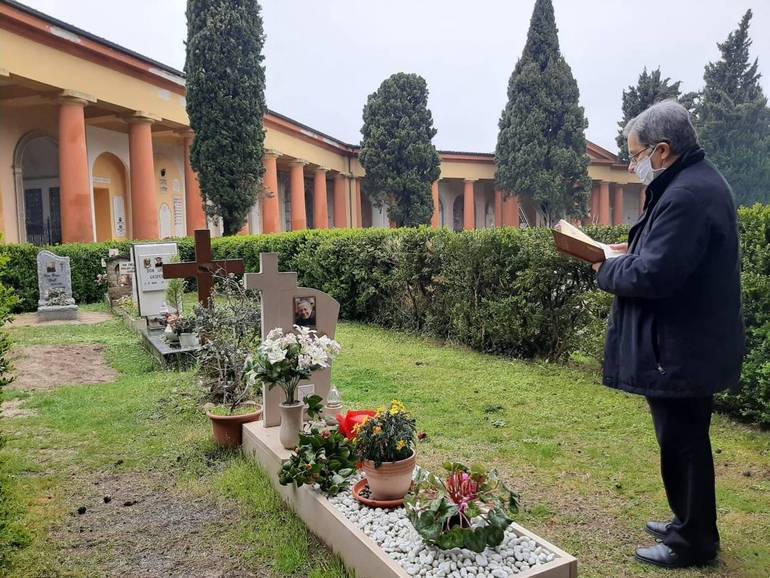 Il vescovo Douglas prega al cimitero urbano di Cesena sulle tombe dei sacerdoti