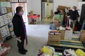 Nella foto don Giovanni Savini che sta per dare la benedizione ai locali e ai volontari del Banco di solidarietà di Cesena