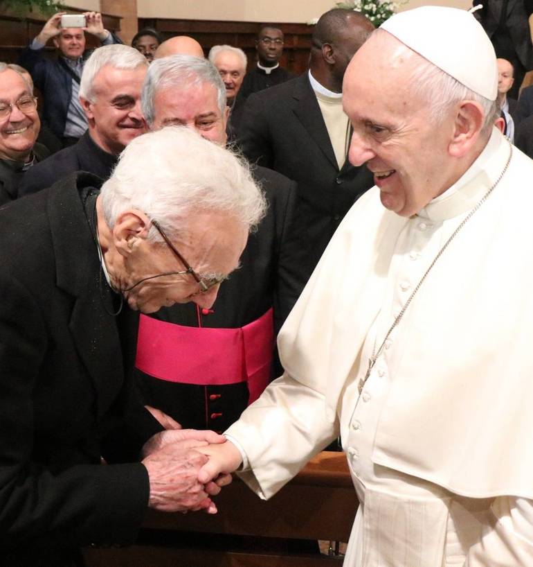 Don Carlo Molari con papa Francesco il primo ottobre 2017, in Cattedrale a Cesena. Foto Pier Giorgio Marini