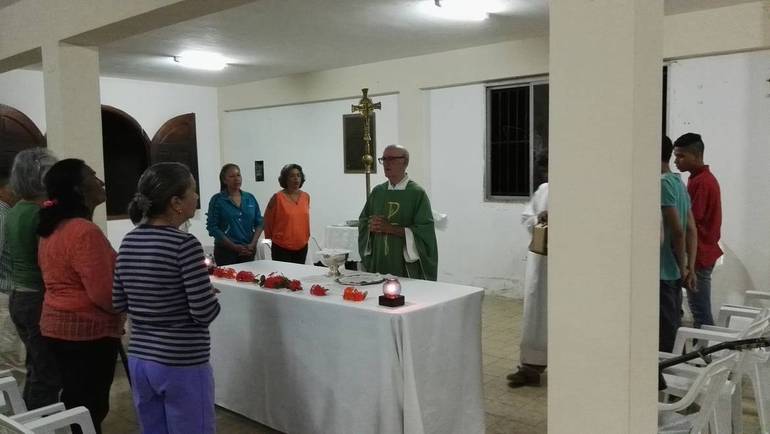 Don Derno Giorgetti mentre celebra la Messa, sabato sera, poco dopo il suo arrivo nella parrocchia di Playa Grande (Carupano) in Venezuela