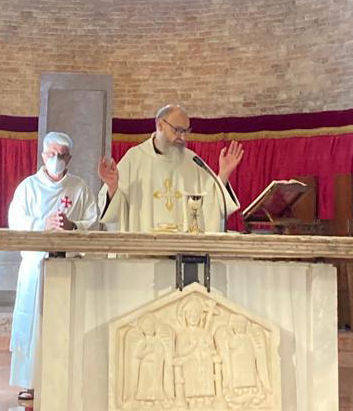 Don Vincenzo mentre celebra nella Concattedrale di Sarsina