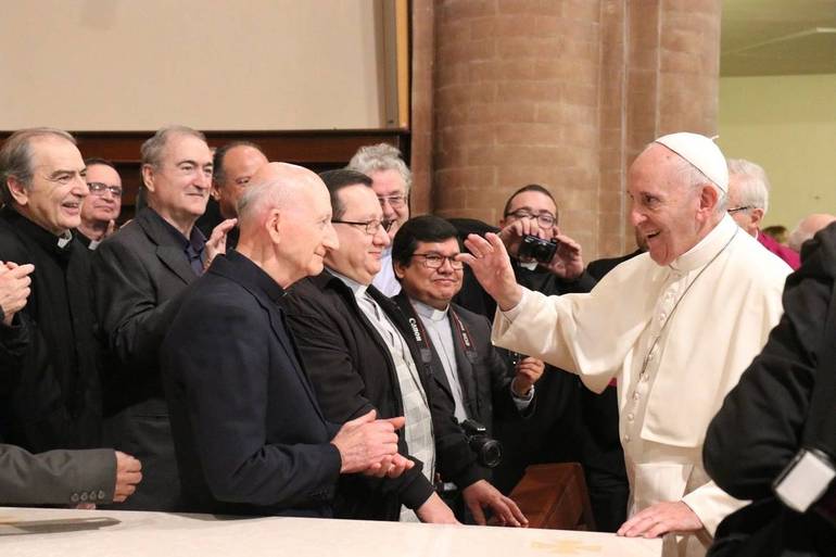 Nella foto di Pier Giorgio Marini, il primo ottobre 2017 don Antonio Spinelli saluta papa Francesco (Don Antonio è in seconda fila, il secondo da sinistra)