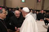 Nella foto di Pier Giorgio Marini, don Enzo Vitali saluta papa Francesco in Cattedrale a Cesena. Era domenica 1 ottobre 2017.