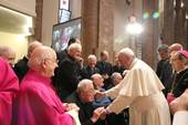 Al centro nella foto, in piedi, don Giuseppe Calandrini mentre stringe la mano a papa Francesco il primo ottobre 2017, in Cattedrale a Cesena. Foto Pier Giorgio Marini