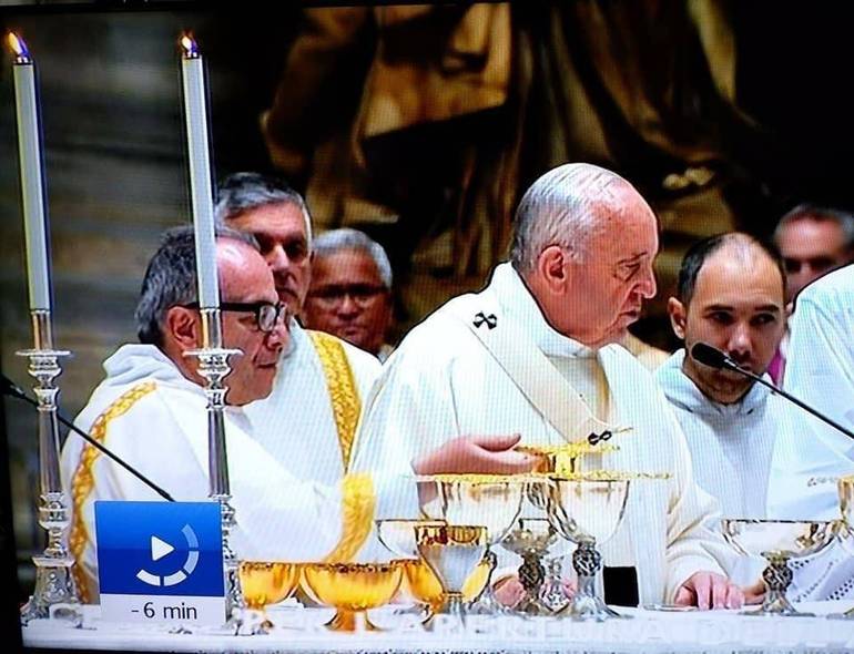 Il diacono Mario Amadei alla destra di papa Francesco. La foto è stata tratta dal profilo Facebook del diacono Mario