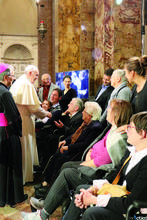 Cattedrale di Cesena, domanica 1 ottobre 2017. L'incontro tra Mario Di Manno, accompagnato dal figlio Marco, e papa Francesco