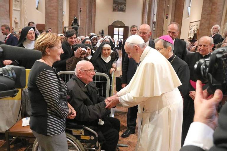Cattedrale di Cesena 1 ottobre 2017. Monsignor Gazzoni saluta papa Francesco (Foto P.G. Marini)