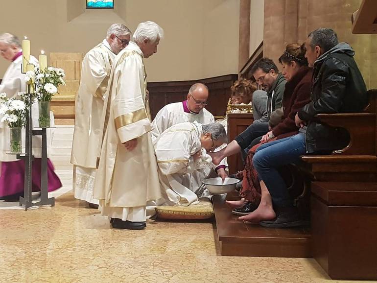 Messa in Coena Domini, ieri sera in Cattedrale a Cesena. Il vescovo Douglas bacia i piedi ad alcuni giovani della comunità terapeutica della papa Giovanni XXIII di Balignano (Longiano)