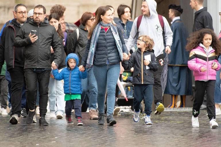 Vaticano, 17 maggio 2023: udienza generale di Papa Francesco in piazza San Pietro – famiglia con bambini. Foto SIR/Marco Calvarese