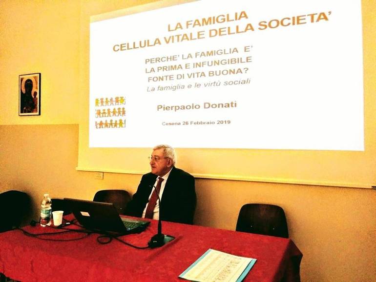 Nella foto, il professor Pierpaolo Donati durante la lezione tenuta ieri sera in seminario