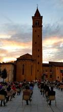 Un'immagine della Messa di questa sera in piazza della Libertà a Cesena. Foto Pier Giorgio Marini